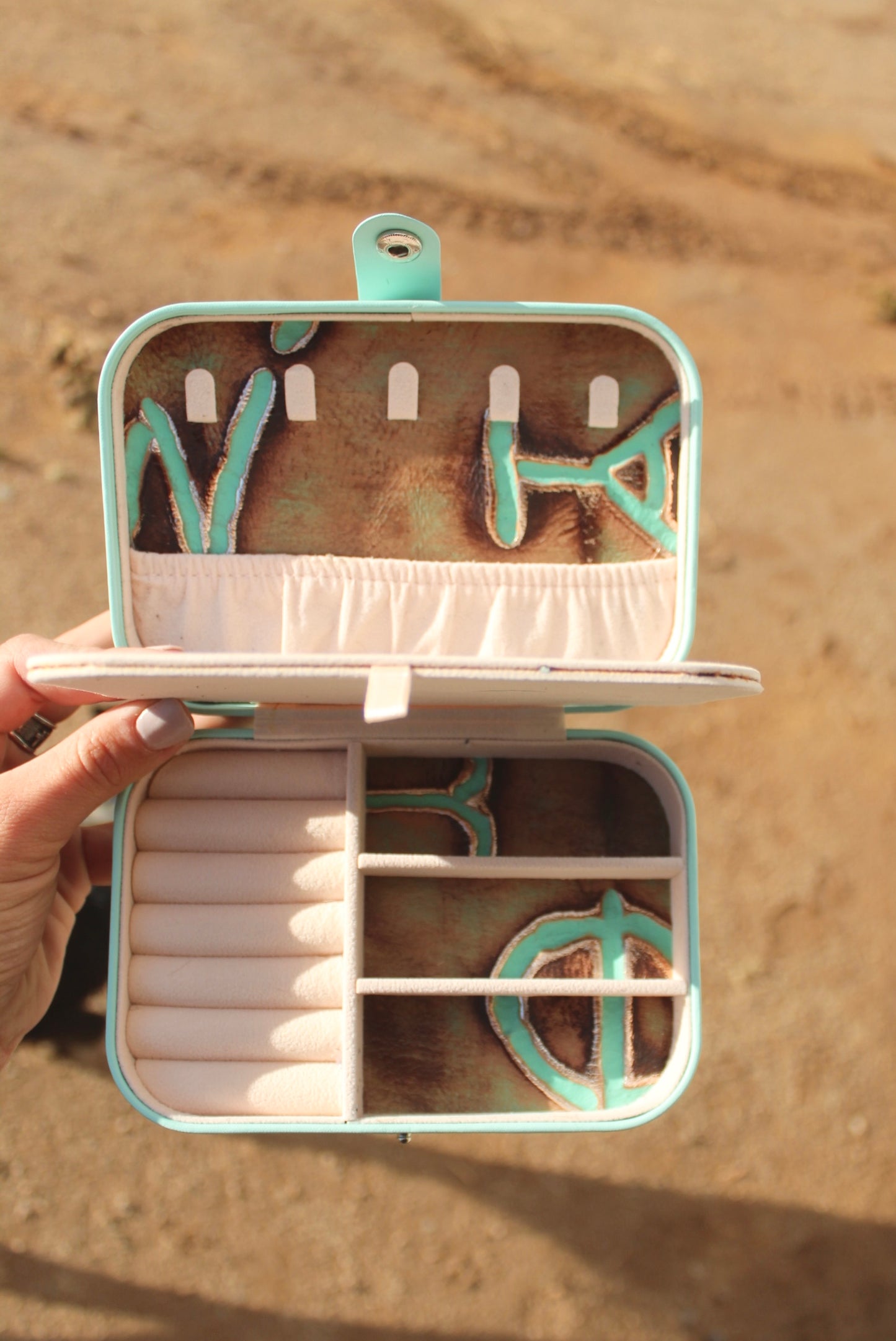 MD Cowgirl Case w/brands #1003